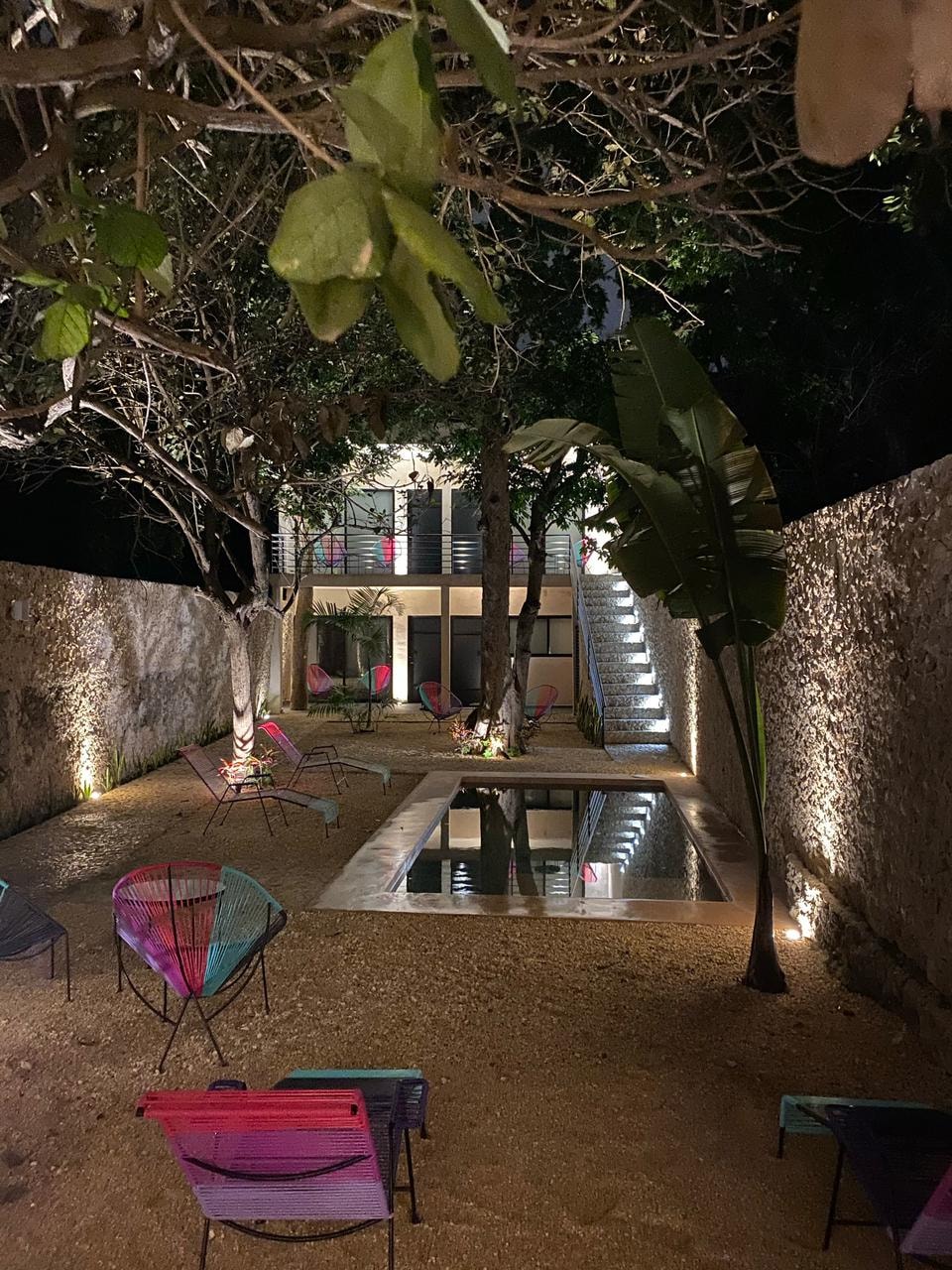 Hotelito Yum Kaax — jardín y alberca noche