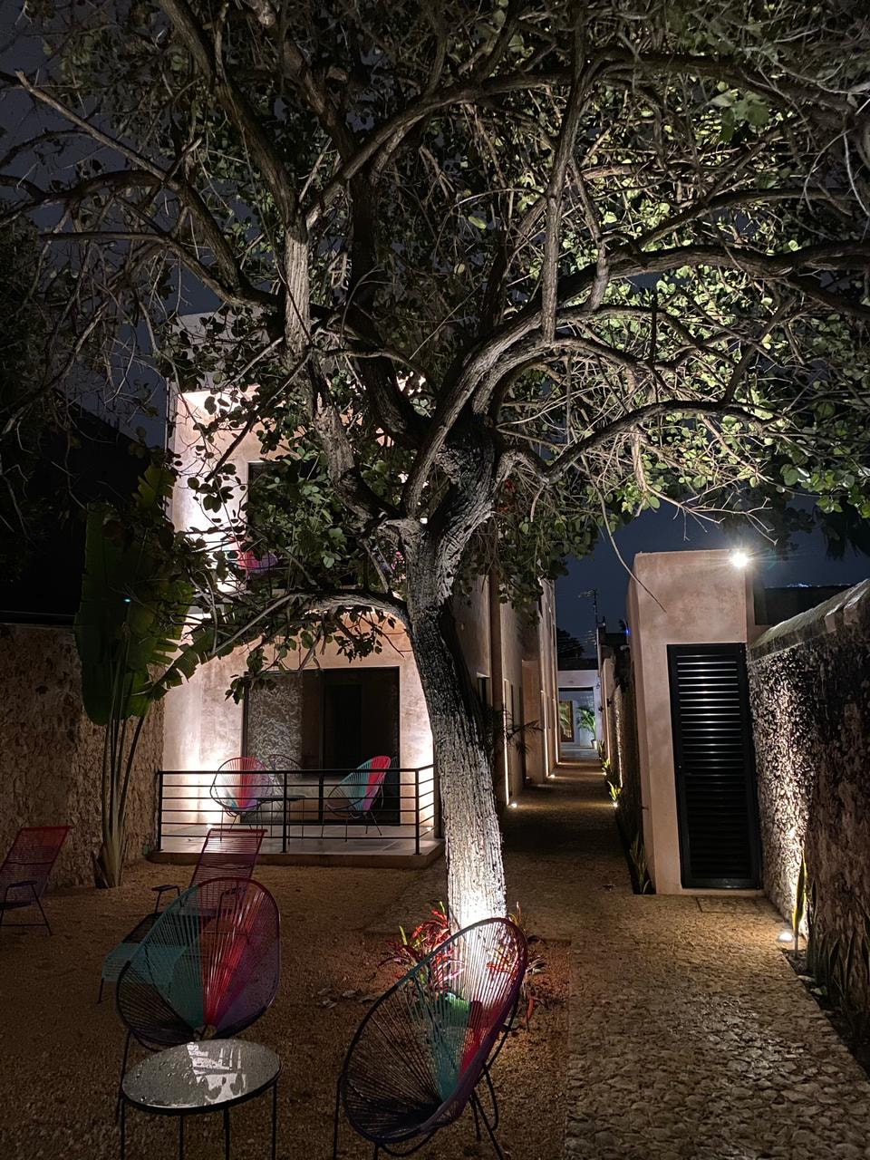 Hotelito Yum Kaax — corredor nocturno